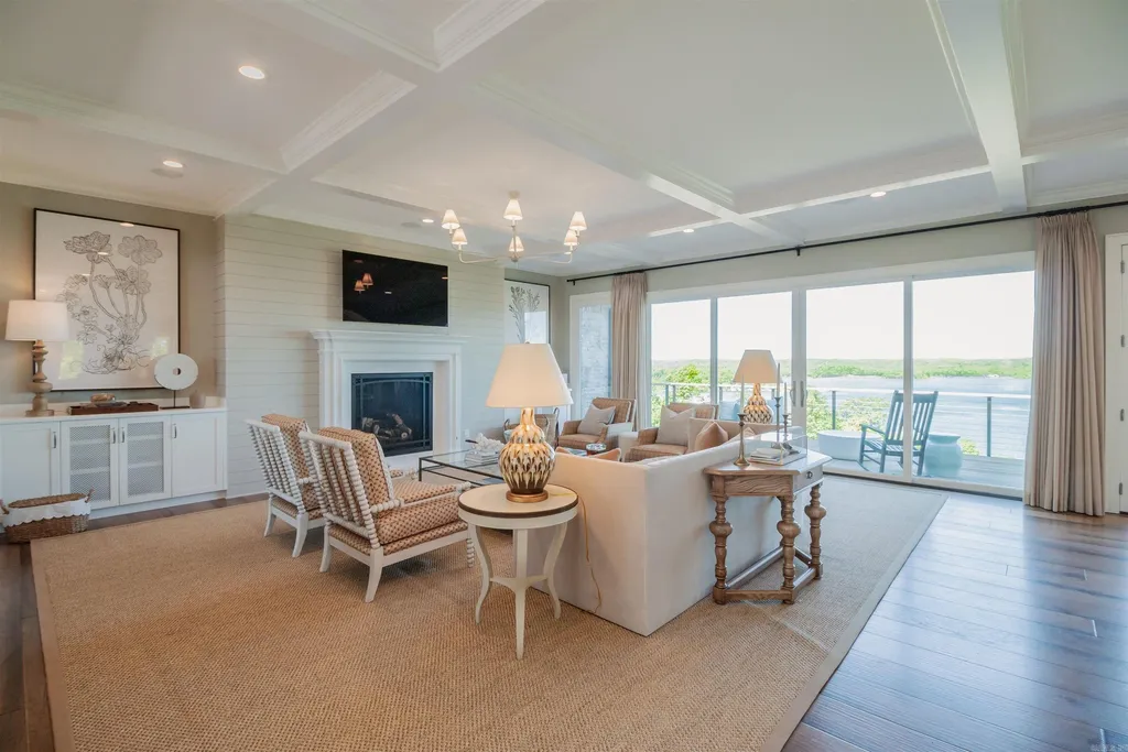 Lakefront Luxury Living: Exquisite Custom Home with Beaver Lake Views in Arkansas Listed at $3,850,000 13 8919 Castleberry Way Home in Rogers, Arkansas. Discover the epitome of luxury living on a sought-after .97-acre lot with breathtaking Beaver Lake views. This custom-built home is a masterpiece, boasting meticulously landscaped grounds and thoughtfully designed spaces for both formal and casual living.