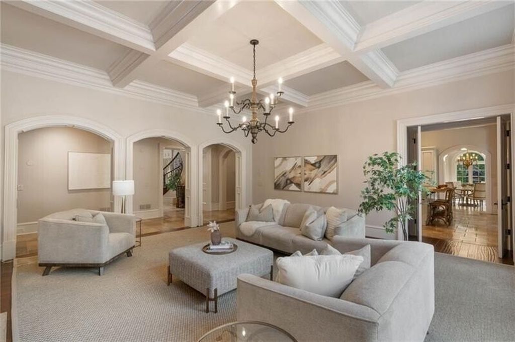 Atlanta, Georgia's Luxurious English Manor Estate: Classic Architecture at $5,695 Million