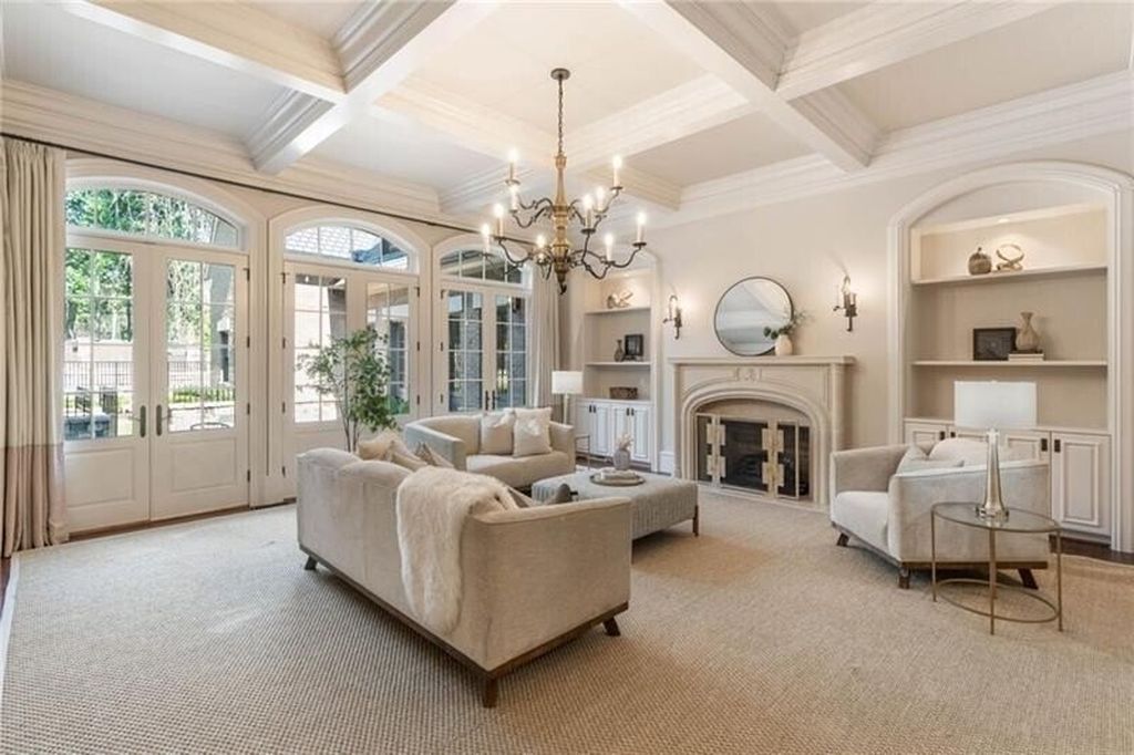 Atlanta, Georgia's Luxurious English Manor Estate: Classic Architecture at $5,695 Million