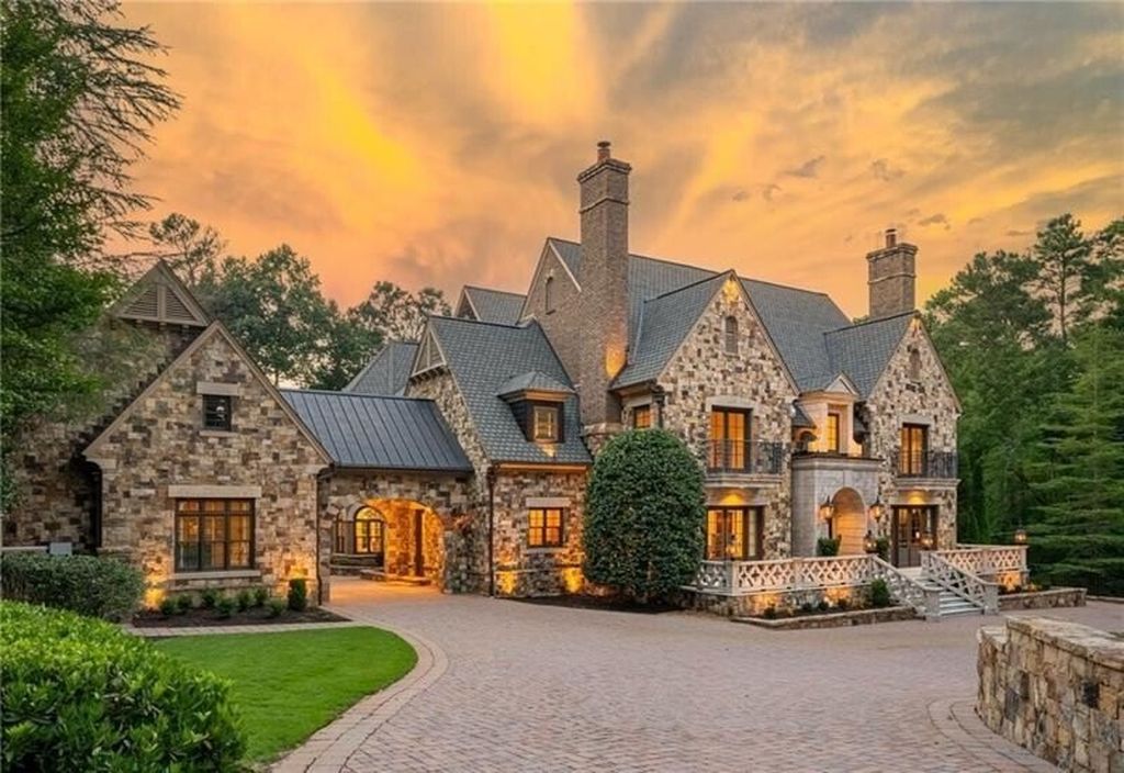 Atlanta, Georgia's Luxurious English Manor Estate: Classic Architecture at $5,695 Million