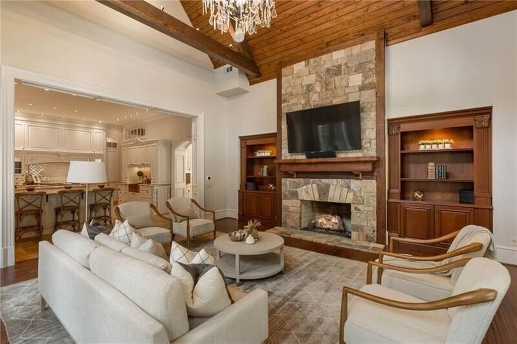 Atlanta, Georgia's Luxurious English Manor Estate: Classic Architecture at $5,695 Million
