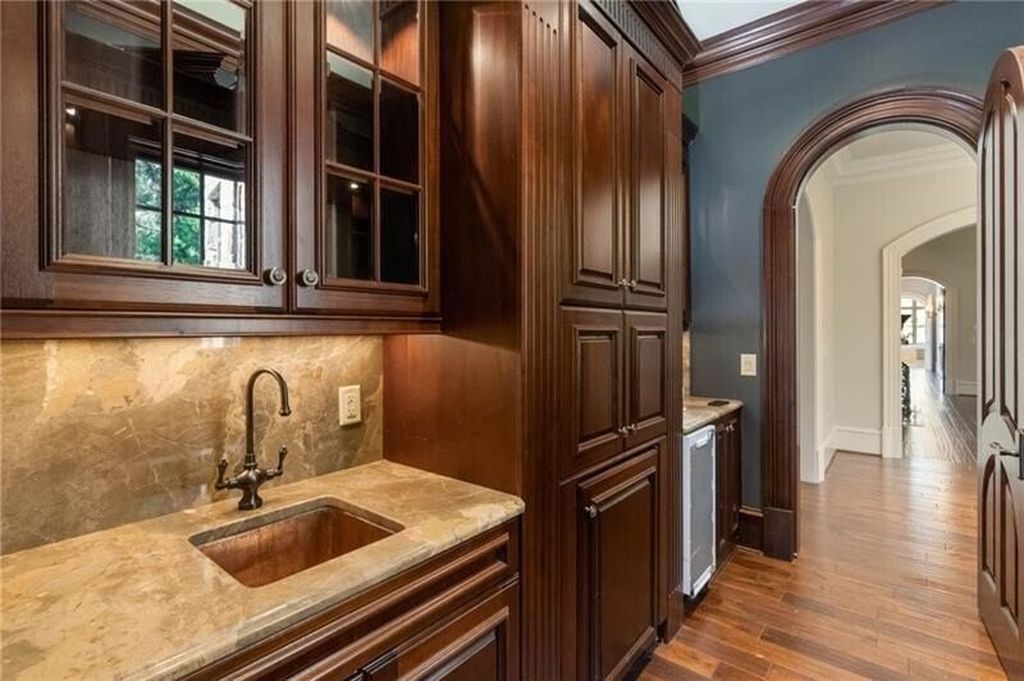 Atlanta, Georgia's Luxurious English Manor Estate: Classic Architecture at $5,695 Million