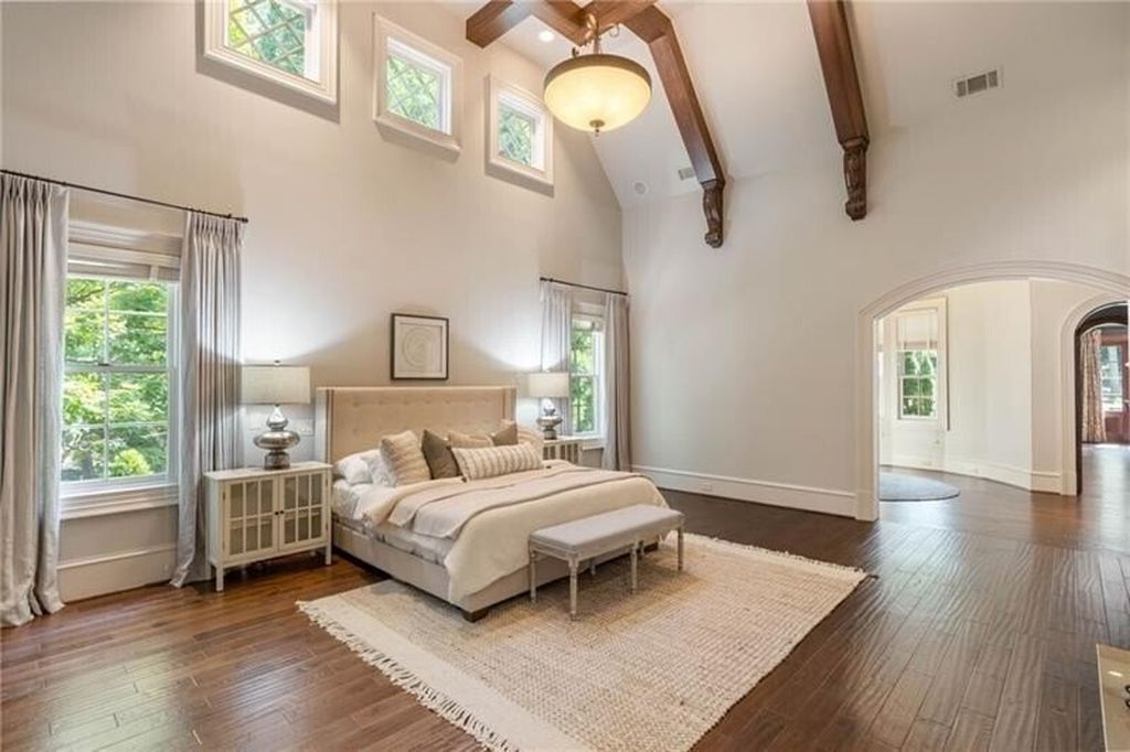 Atlanta, Georgia's Luxurious English Manor Estate: Classic Architecture at $5,695 Million