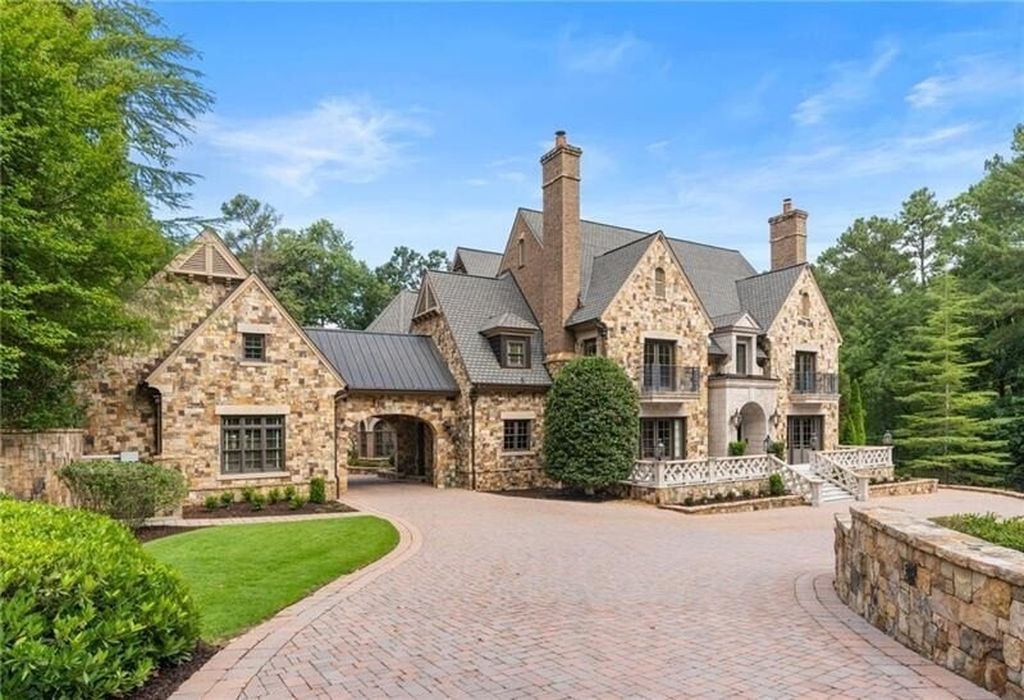 Atlanta, Georgia's Luxurious English Manor Estate: Classic Architecture at $5,695 Million