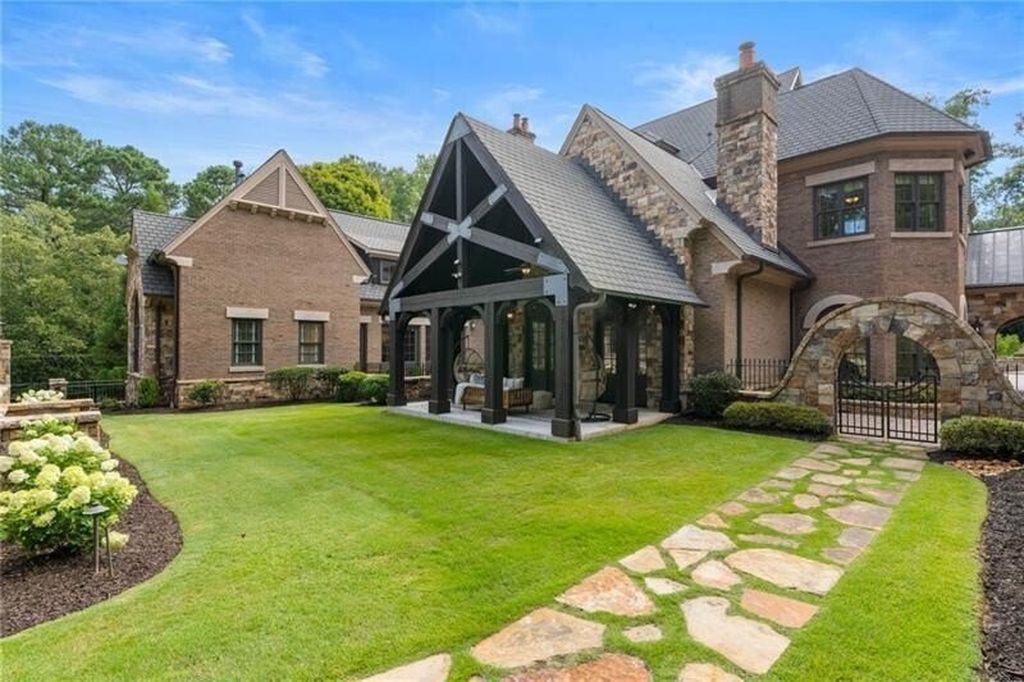 Atlanta, Georgia's Luxurious English Manor Estate: Classic Architecture at $5,695 Million