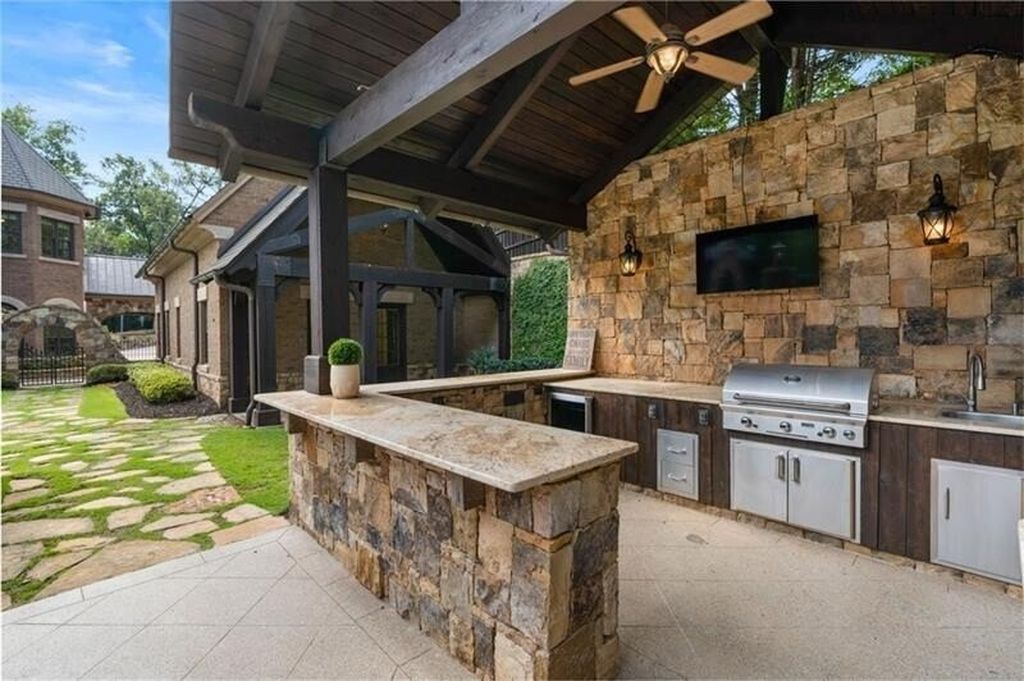 Atlanta, Georgia's Luxurious English Manor Estate: Classic Architecture at $5,695 Million