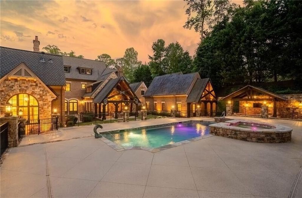 Atlanta, Georgia's Luxurious English Manor Estate: Classic Architecture at $5,695 Million