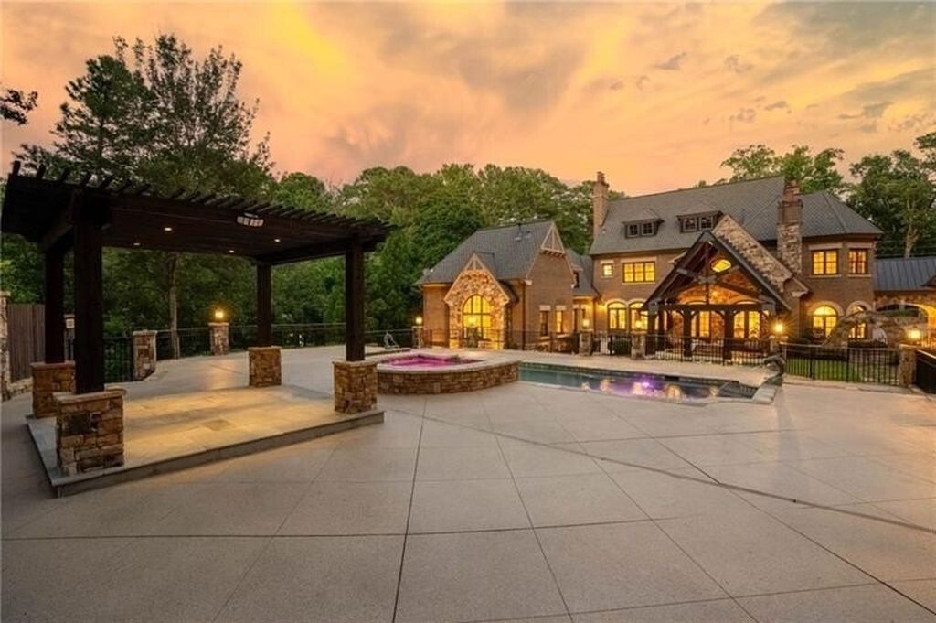 Atlanta, Georgia's Luxurious English Manor Estate: Classic Architecture at $5,695 Million