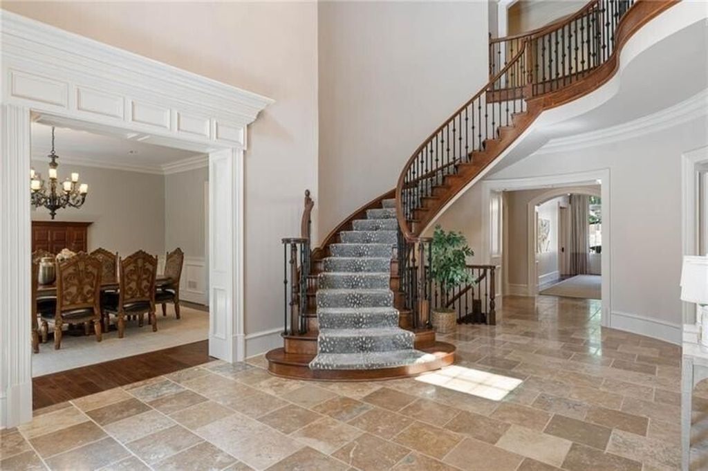 Atlanta, Georgia's Luxurious English Manor Estate: Classic Architecture at $5,695 Million