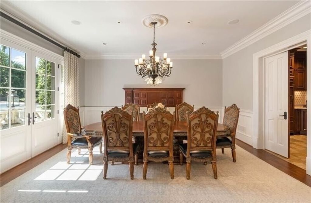 Atlanta, Georgia's Luxurious English Manor Estate: Classic Architecture at $5,695 Million