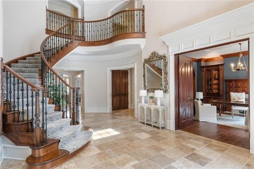 Atlanta, Georgia's Luxurious English Manor Estate: Classic Architecture at $5,695 Million