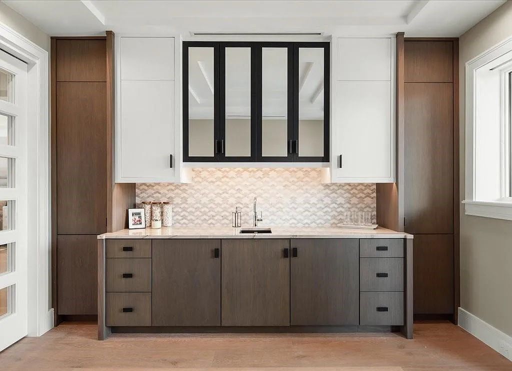 Experience waterfront luxury like never before at 3841 Crayton Road in Naples, Florida. This 5-bedroom, 6-bathroom masterpiece, built in 2023, is the result of a remarkable collaboration between Knauf Koenig, Falconer Jones, and Clive Daniel interior designers.