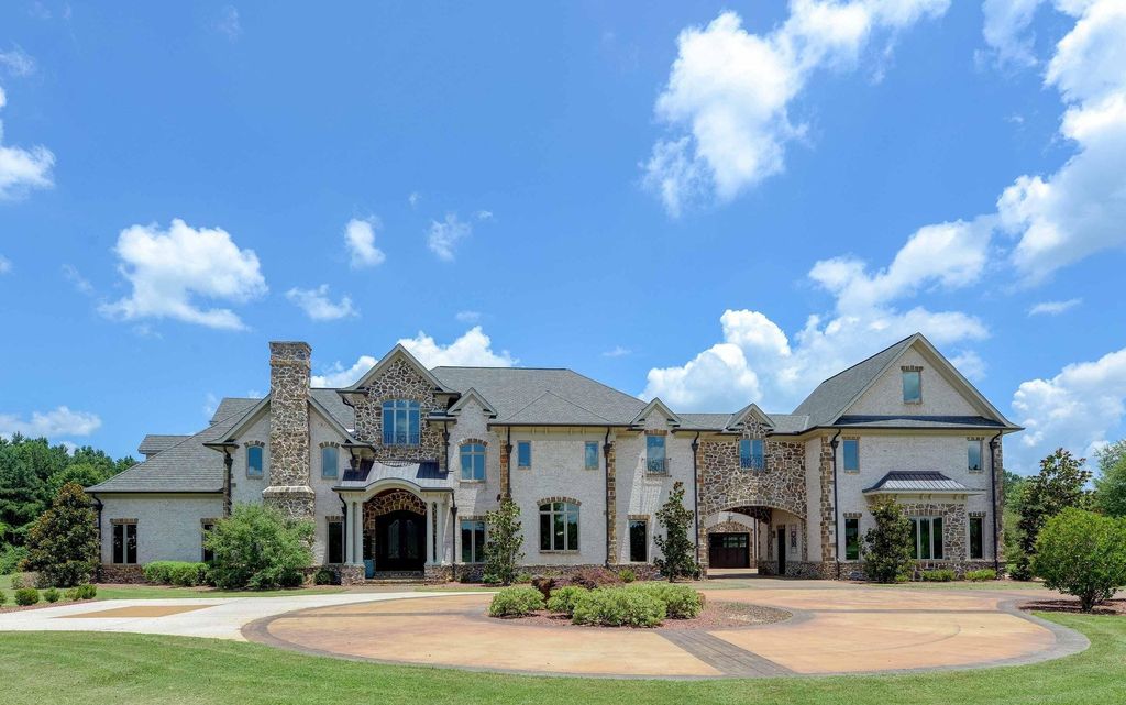 Exploring 'The Mansion': A $4.5 Million Exemplar of Craftsmanship in Philadelphia, Mississippi