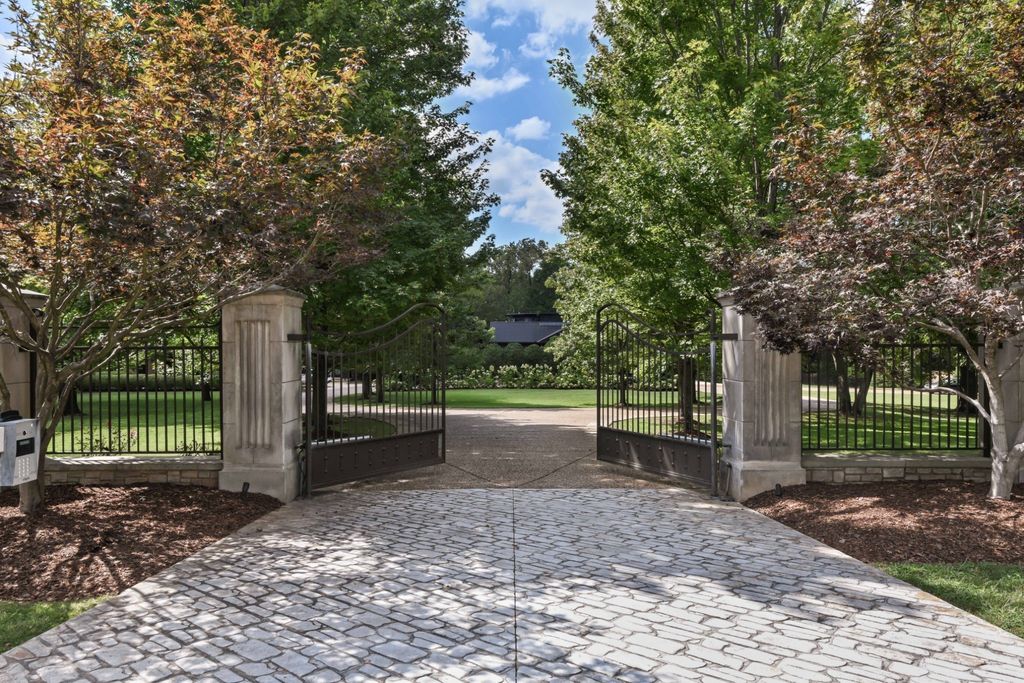 Exquisite Resort-Style Retreat: $9.25 Million Nashville Oasis Amidst Lush Greenery