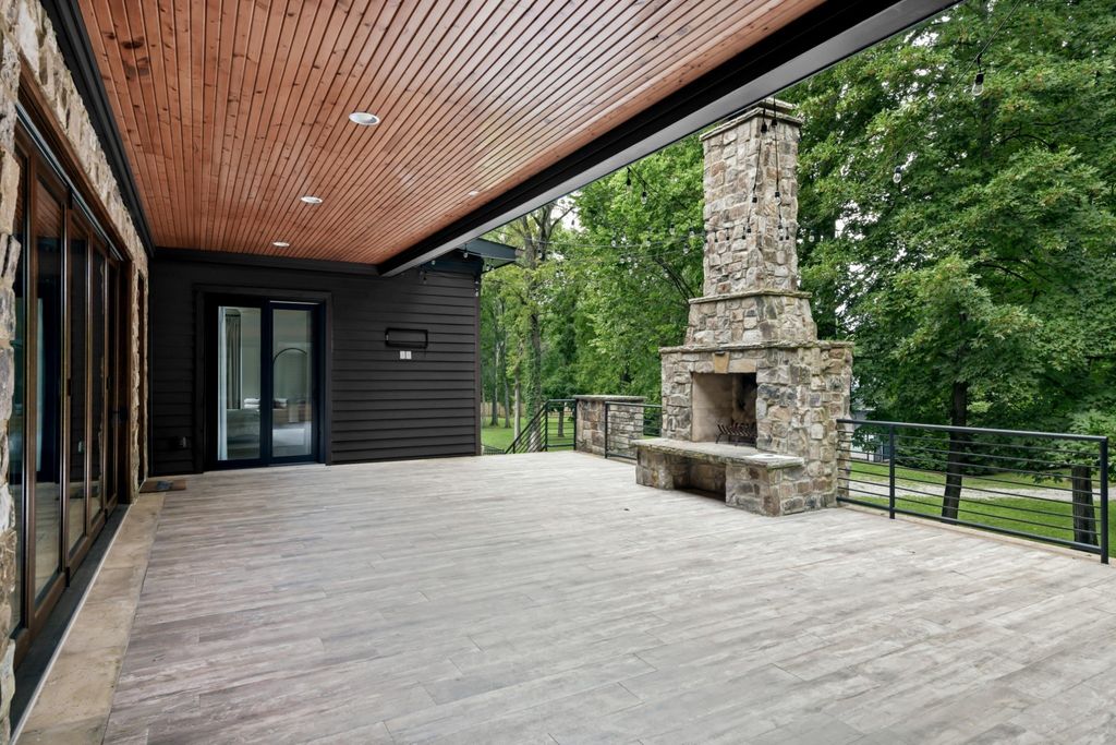 Exquisite Resort-Style Retreat: $9.25 Million Nashville Oasis Amidst Lush Greenery