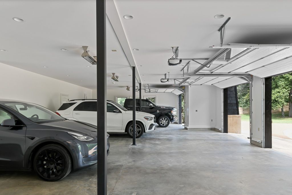 Exquisite Resort-Style Retreat: $9.25 Million Nashville Oasis Amidst Lush Greenery