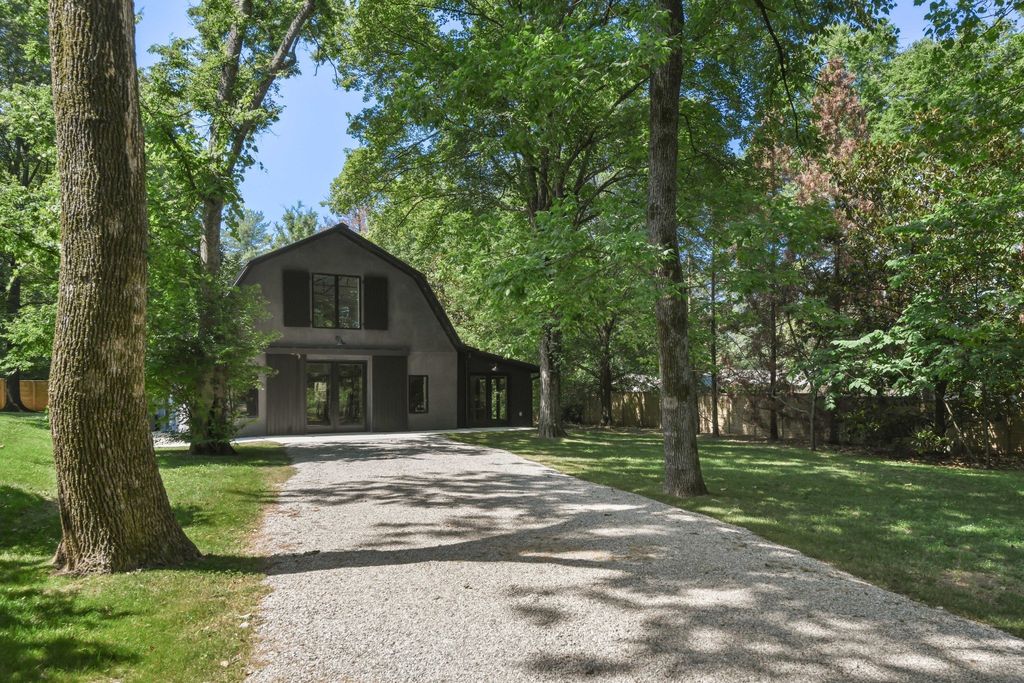 Exquisite Resort-Style Retreat: $9.25 Million Nashville Oasis Amidst Lush Greenery