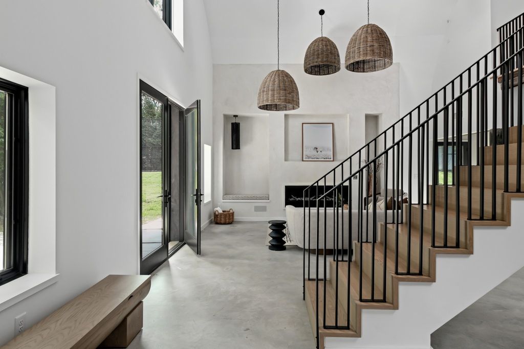 Exquisite Resort-Style Retreat: $9.25 Million Nashville Oasis Amidst Lush Greenery