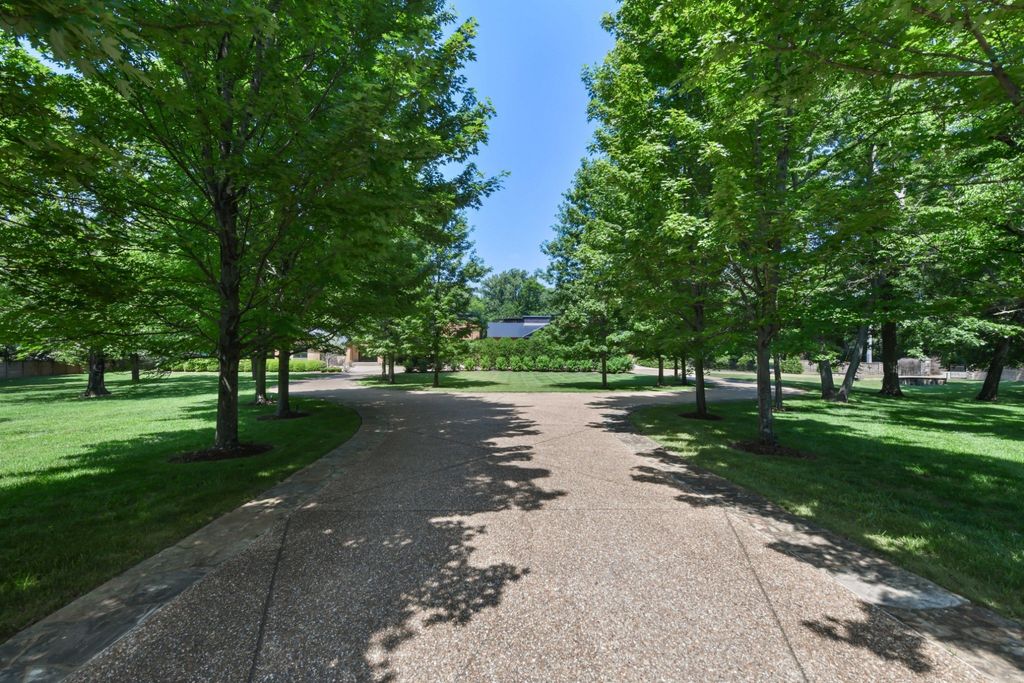 Exquisite Resort-Style Retreat: $9.25 Million Nashville Oasis Amidst Lush Greenery