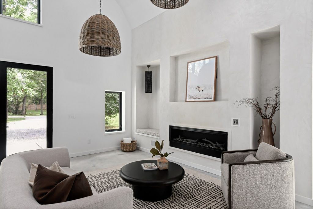 Exquisite Resort-Style Retreat: $9.25 Million Nashville Oasis Amidst Lush Greenery