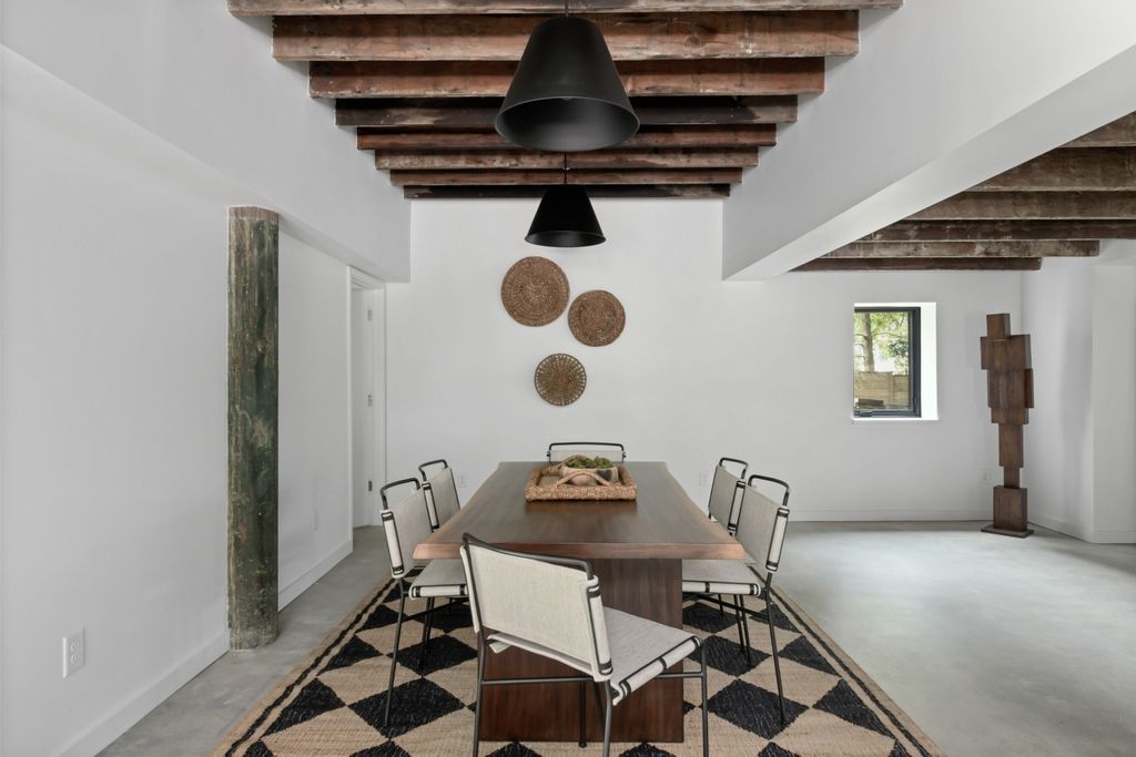 Exquisite Resort-Style Retreat: $9.25 Million Nashville Oasis Amidst Lush Greenery