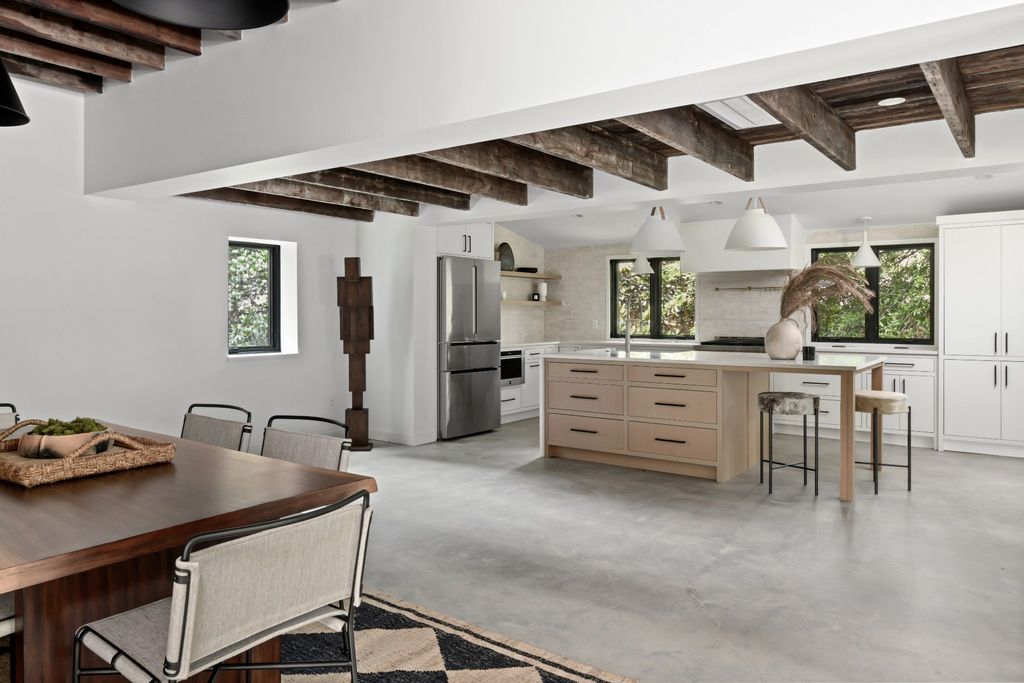 Exquisite Resort-Style Retreat: $9.25 Million Nashville Oasis Amidst Lush Greenery