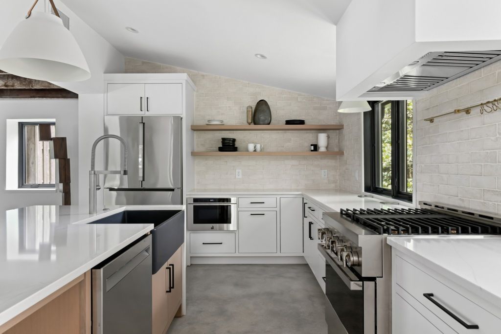 Exquisite Resort-Style Retreat: $9.25 Million Nashville Oasis Amidst Lush Greenery