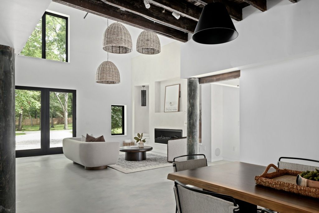 Exquisite Resort-Style Retreat: $9.25 Million Nashville Oasis Amidst Lush Greenery