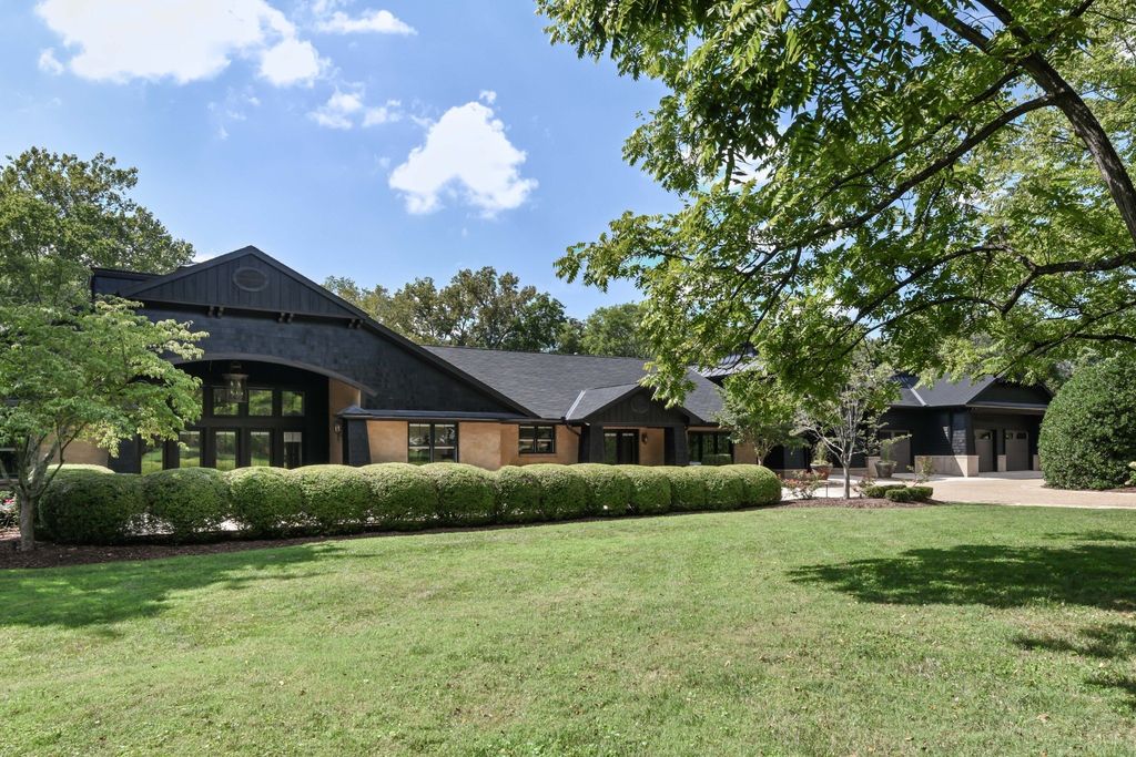 Exquisite Resort-Style Retreat: $9.25 Million Nashville Oasis Amidst Lush Greenery