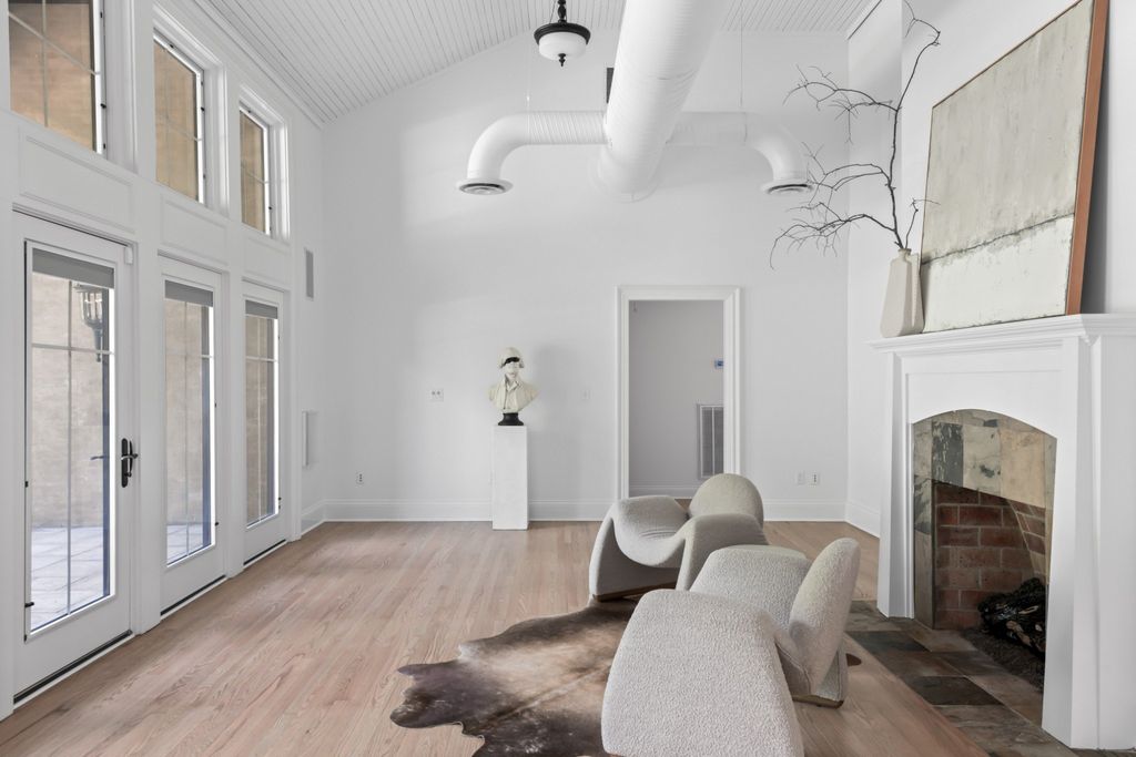 Exquisite Resort-Style Retreat: $9.25 Million Nashville Oasis Amidst Lush Greenery