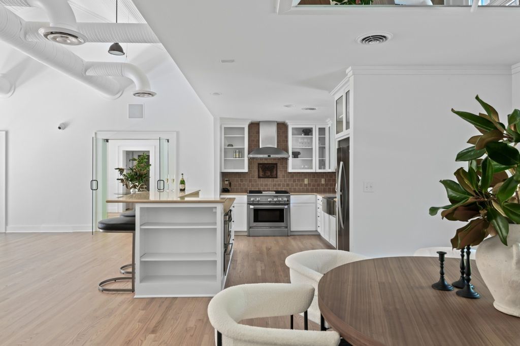 Exquisite Resort-Style Retreat: $9.25 Million Nashville Oasis Amidst Lush Greenery