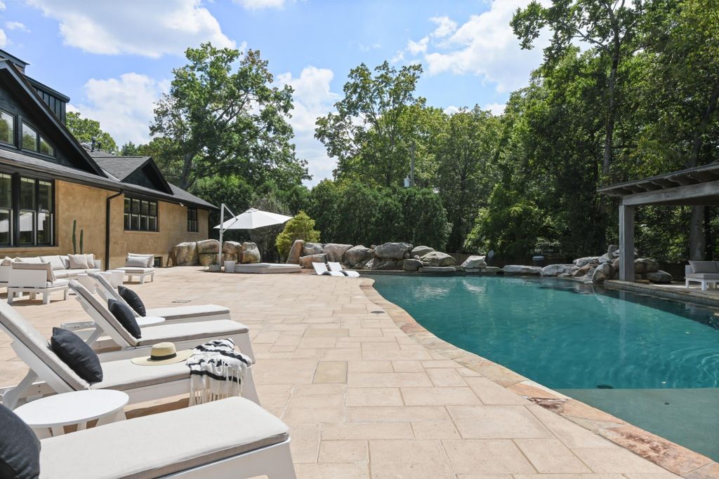 Exquisite Resort-Style Retreat: $9.25 Million Nashville Oasis Amidst Lush Greenery