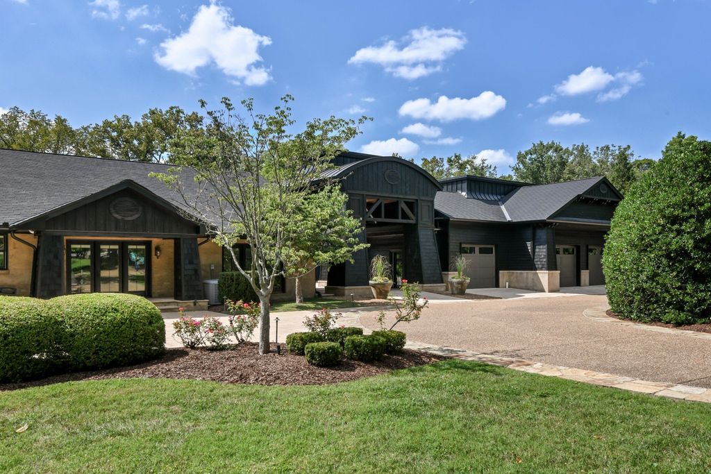 Exquisite Resort-Style Retreat: $9.25 Million Nashville Oasis Amidst Lush Greenery