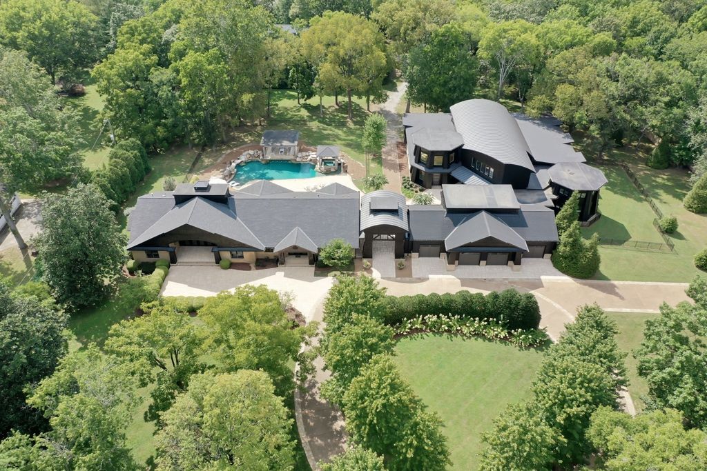 Exquisite Resort-Style Retreat: $9.25 Million Nashville Oasis Amidst Lush Greenery