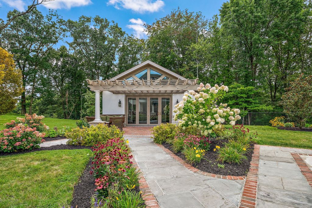Gibsonia, Pennsylvania Gem: $2.95 Million Home with Spectacular Resort-Style Backyard and Mesmerizing Views