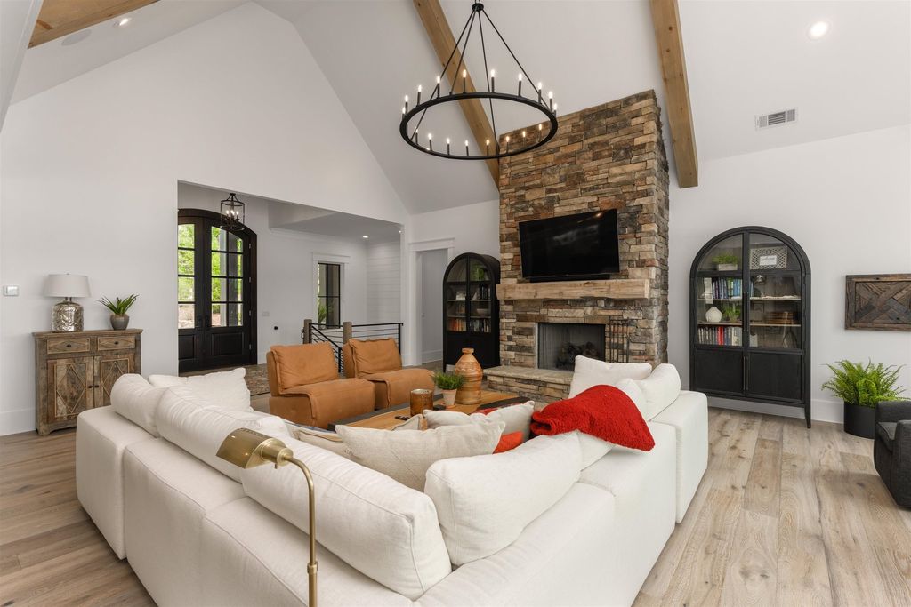 Greensboro, Georgia: A $5.5 Million Lakeside Retreat of Unrivaled Beauty