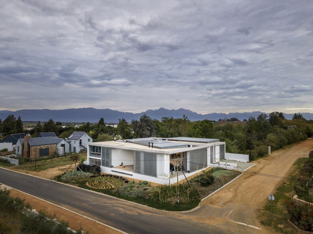 Kunshuis House and Gallery with art gallery Display by Strukt Architects