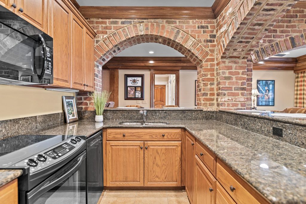 Lake Front Masterpiece: Luxury and Comfort in Eatonton, Georgia for $3,595,000