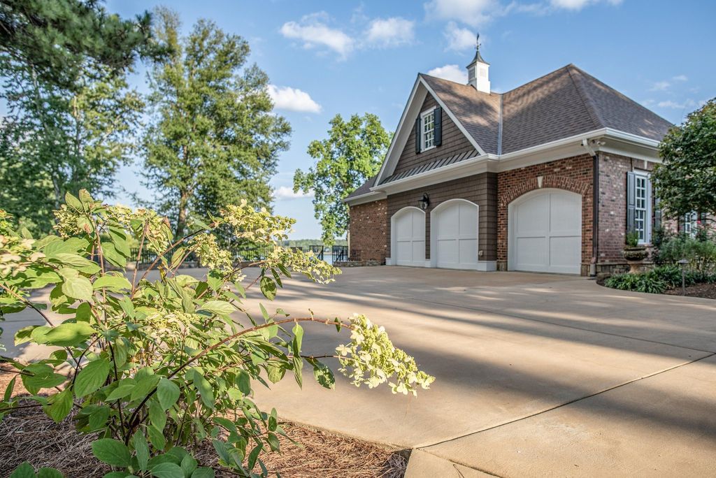Lake Front Masterpiece: Luxury and Comfort in Eatonton, Georgia for $3,595,000