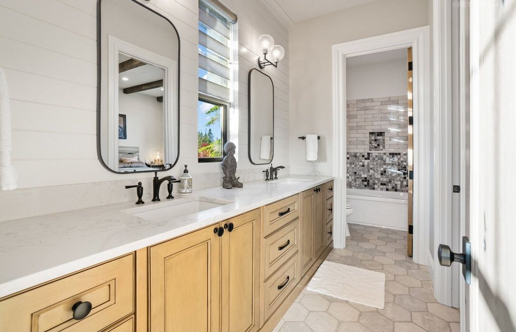 Luxurious Ridgefield, Washington Residence: A Masterpiece of Comfort and Functionality at $5,299,999