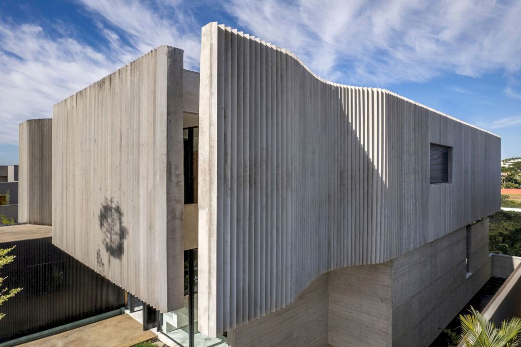 Pleated House, An Expression of Architectural Creativity by Leo Romano