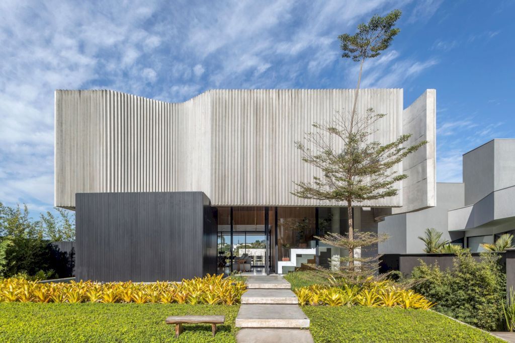 Pleated House, An Expression of Architectural Creativity by Leo Romano