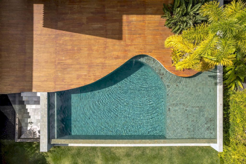 Pleated House, An Expression of Architectural Creativity by Leo Romano