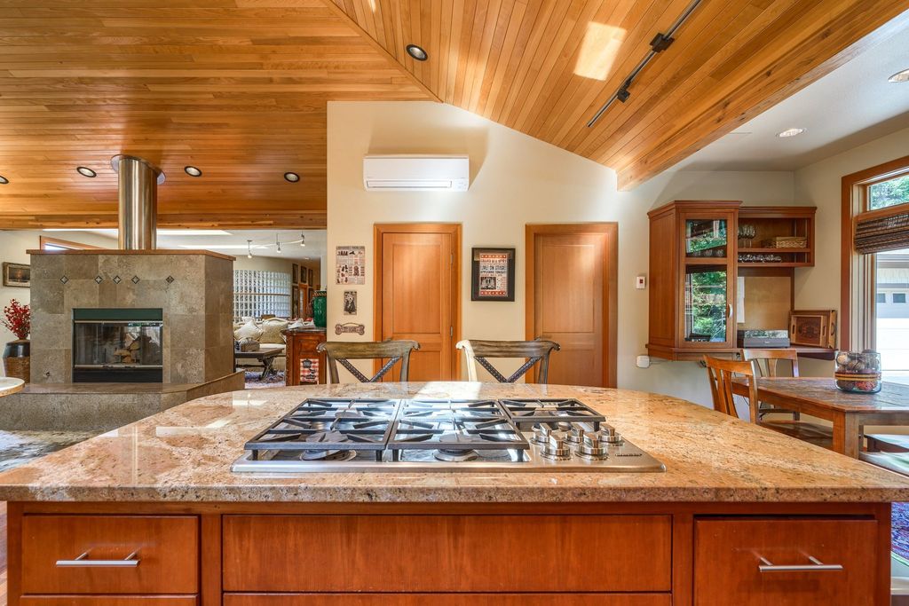 Serenity and Outdoor Entertainment: Stunning Bandon, Oregon Home for $2.1 Million