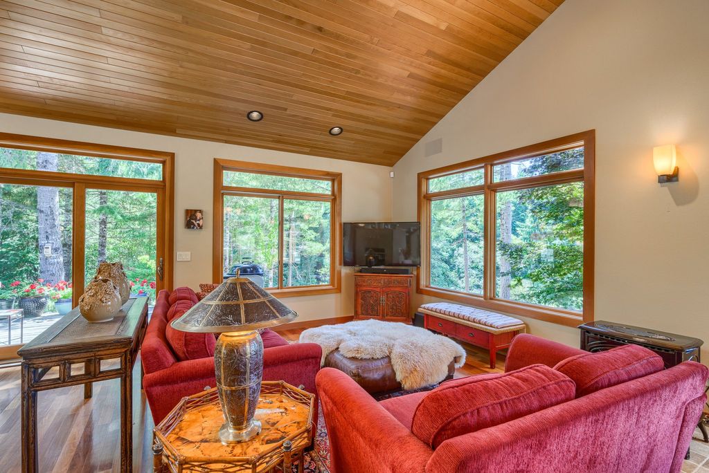 Serenity and Outdoor Entertainment: Stunning Bandon, Oregon Home for $2.1 Million