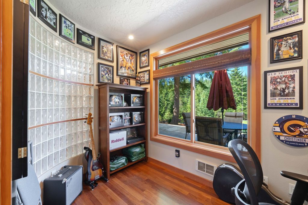 Serenity and Outdoor Entertainment: Stunning Bandon, Oregon Home for $2.1 Million