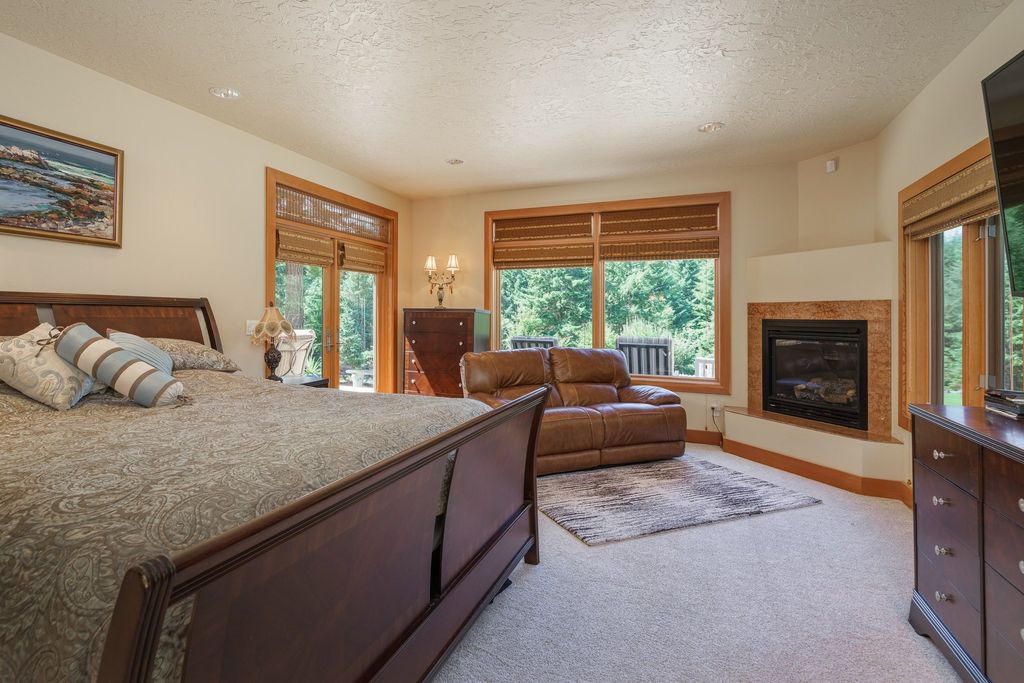 Serenity and Outdoor Entertainment: Stunning Bandon, Oregon Home for $2.1 Million