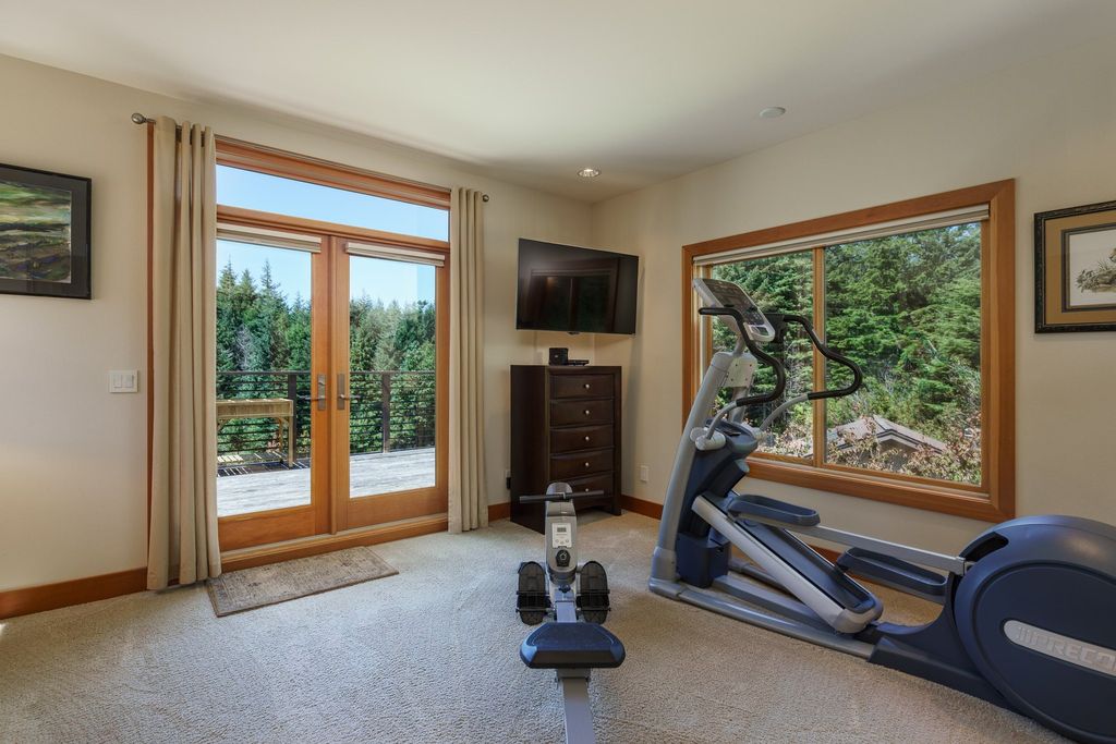 Serenity and Outdoor Entertainment: Stunning Bandon, Oregon Home for $2.1 Million