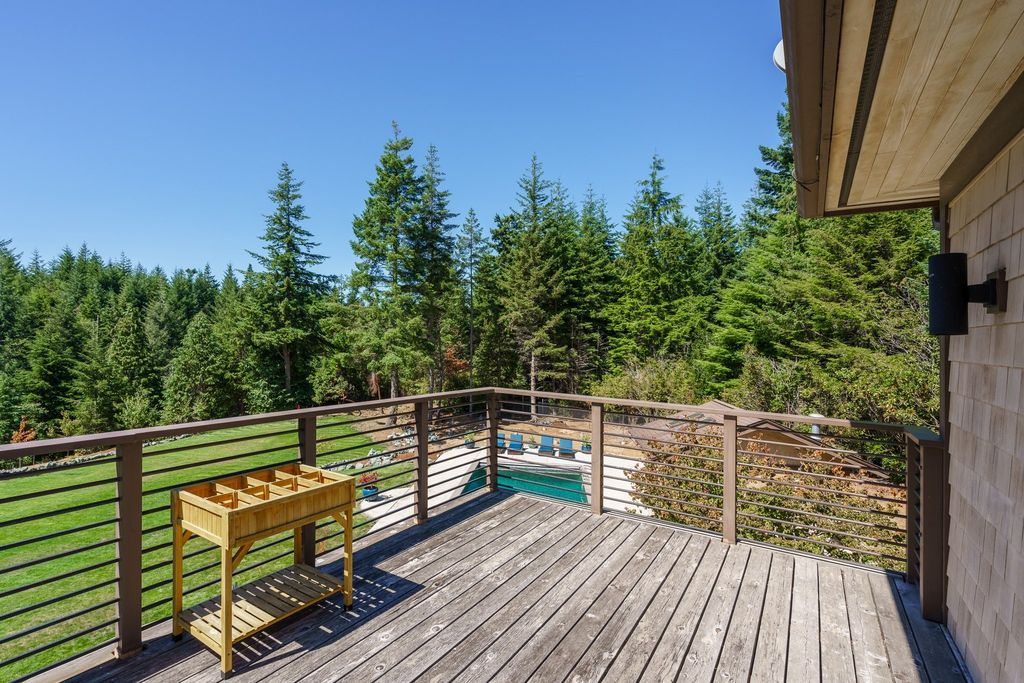 Serenity and Outdoor Entertainment: Stunning Bandon, Oregon Home for $2.1 Million