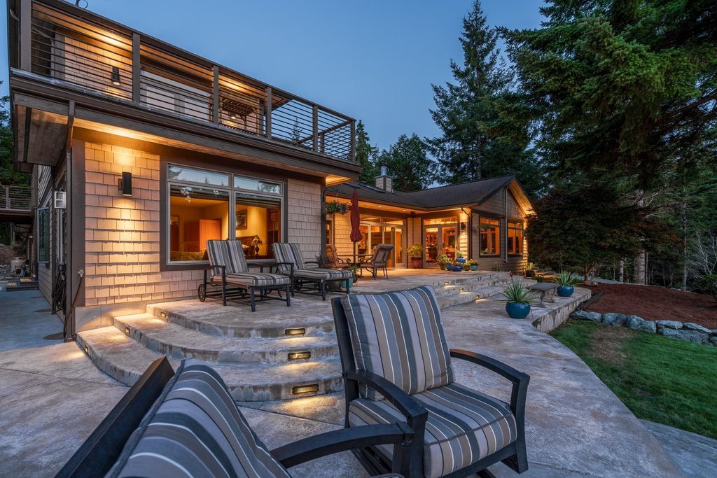 Serenity and Outdoor Entertainment: Stunning Bandon, Oregon Home for $2.1 Million